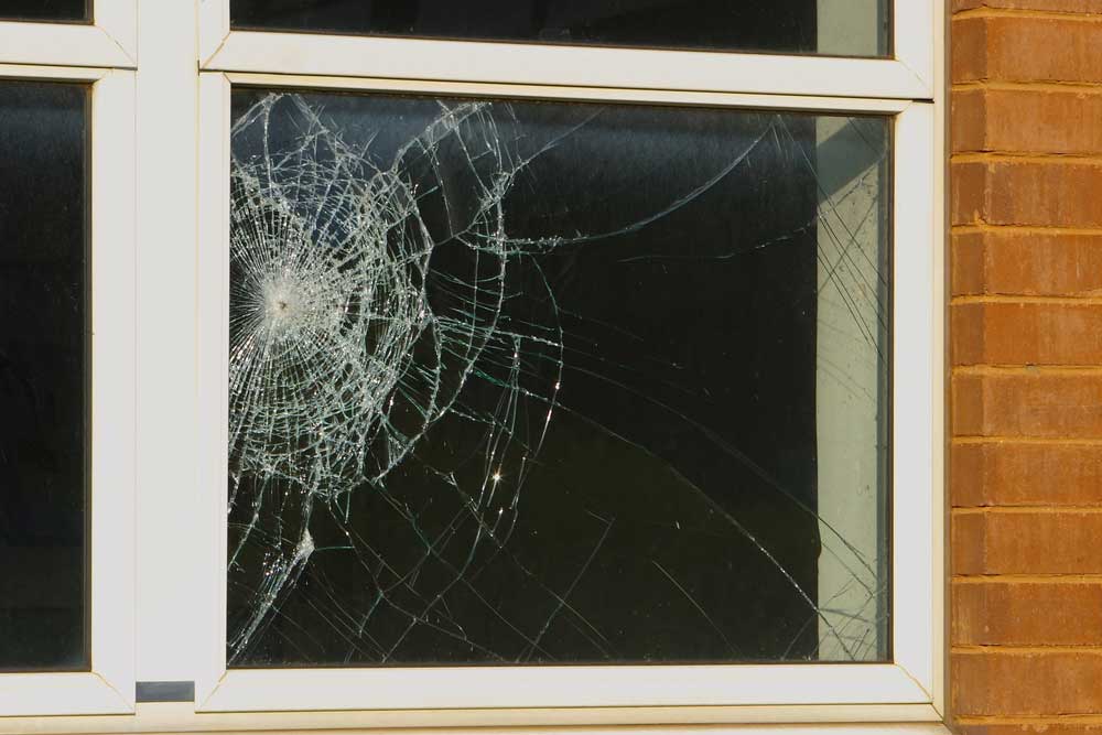 broekn-window